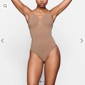SKIMS SCULPTING THONG BODYSUIT | S/M